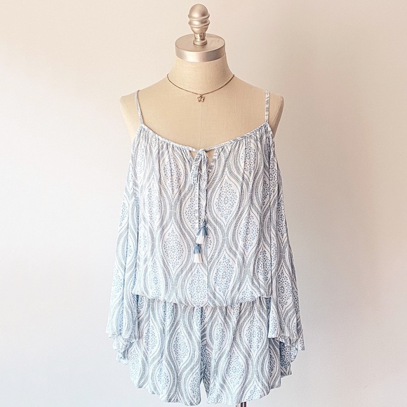 Shoulder cut out lightweight romper - Picture 1 of 1